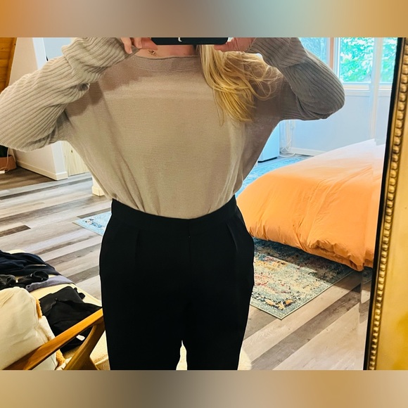 Subtle Luxury 100 % cashmere women’s long sleeve sweater color biscuit. - Picture 8 of 9